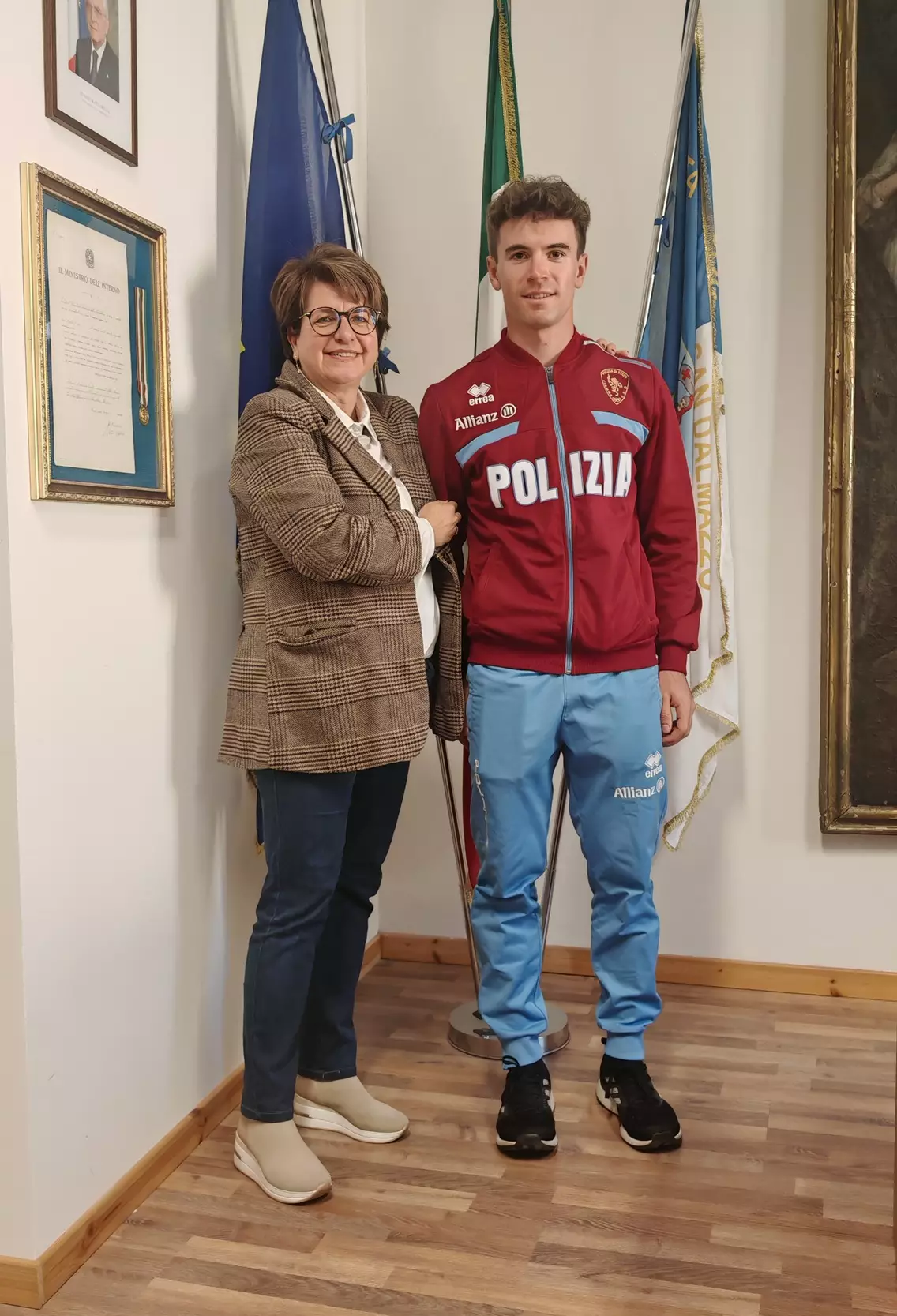 La sindaca Roberta Robbione con l'atleta azzurro Martino Carollo