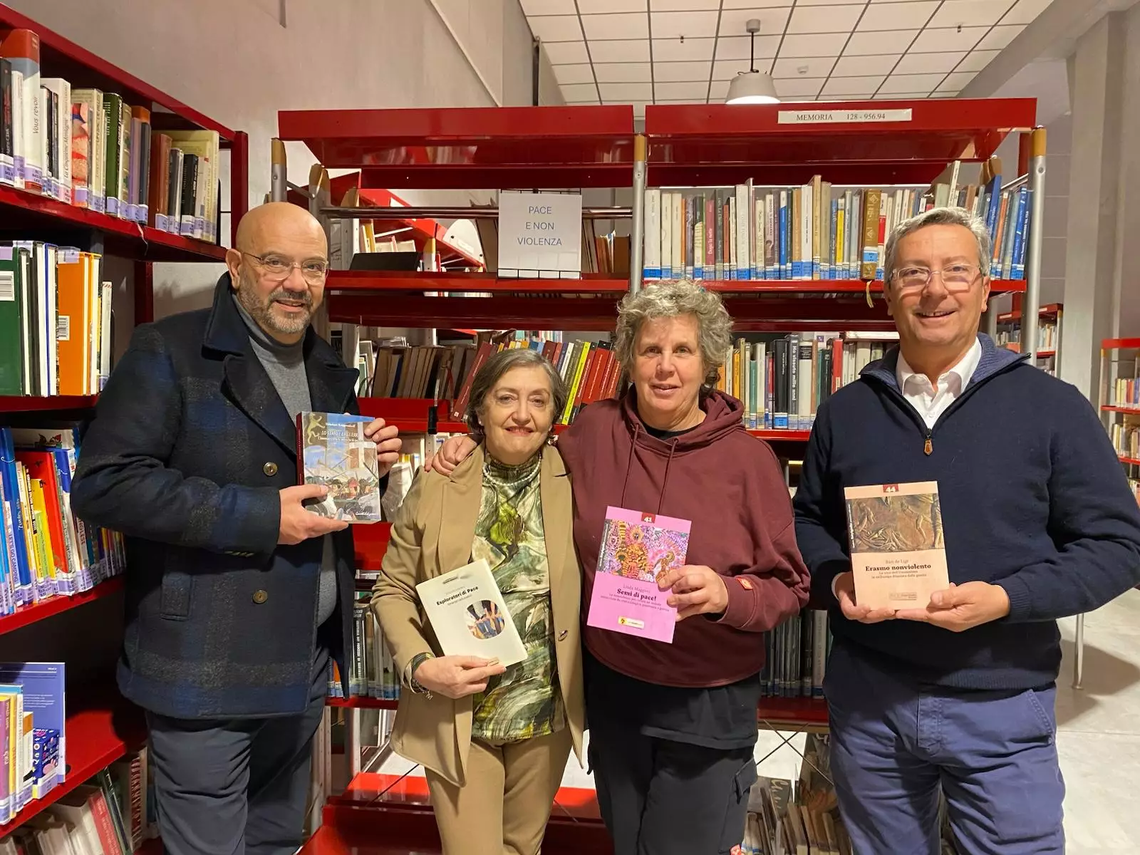 I volontari di Centro Studi per la Pace OdV di Demonte con l&#39assessora alla Cultura Michela Galvagno