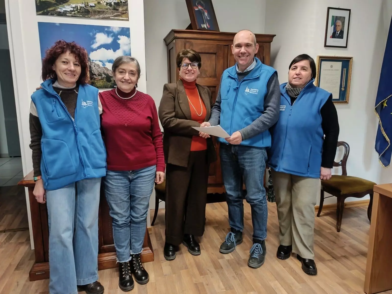 Nella foto: la sindaca Robbione, l'assessora Galvagno, il presidente Peirone e le volontarie Ylenia Pocchiola e Giuseppina Armando