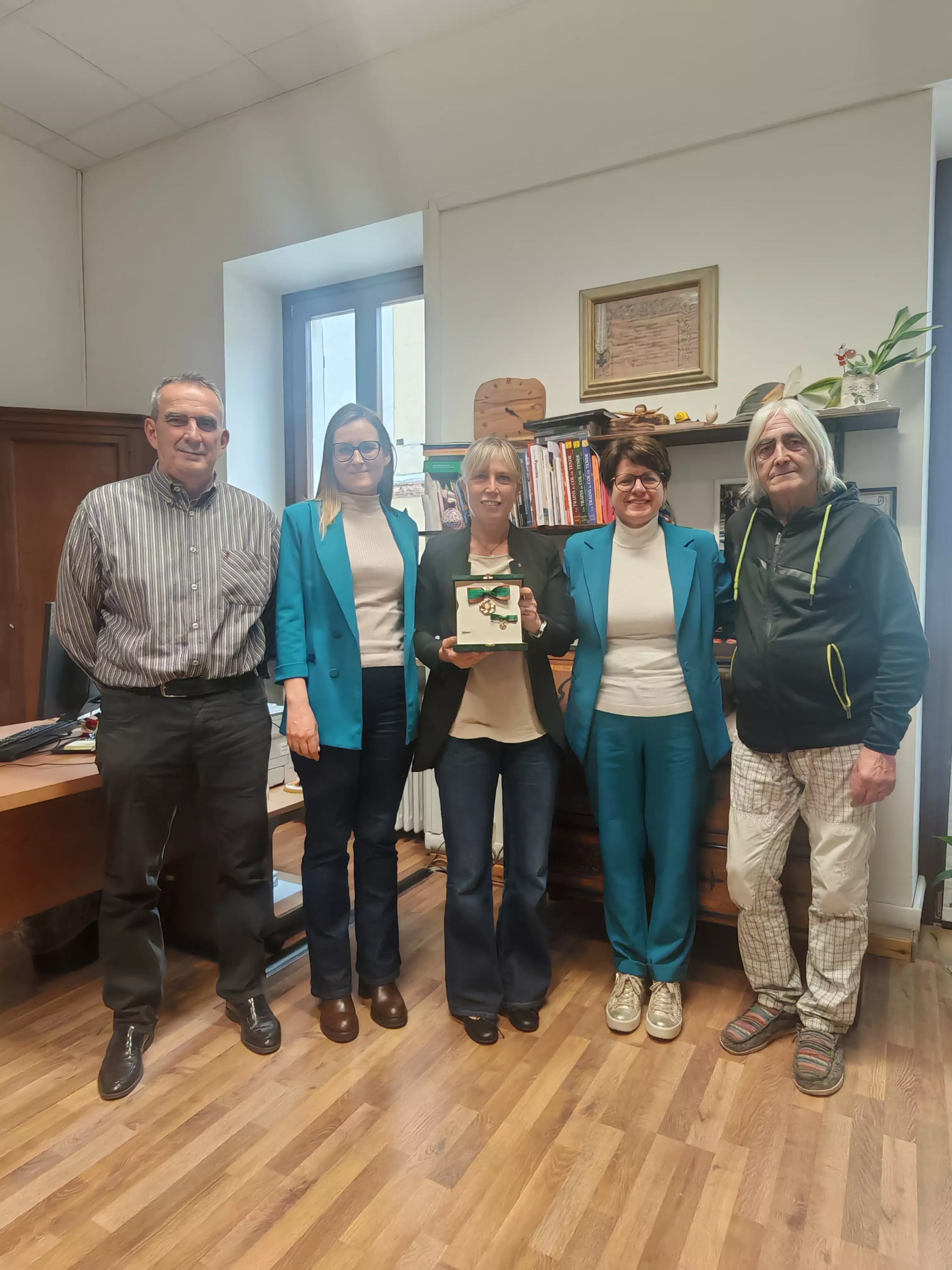 Al centro Cristina Bernardi, con gli assessori Imberti e Boaglio, la sindaca Robbione e il volontario Brunetto
