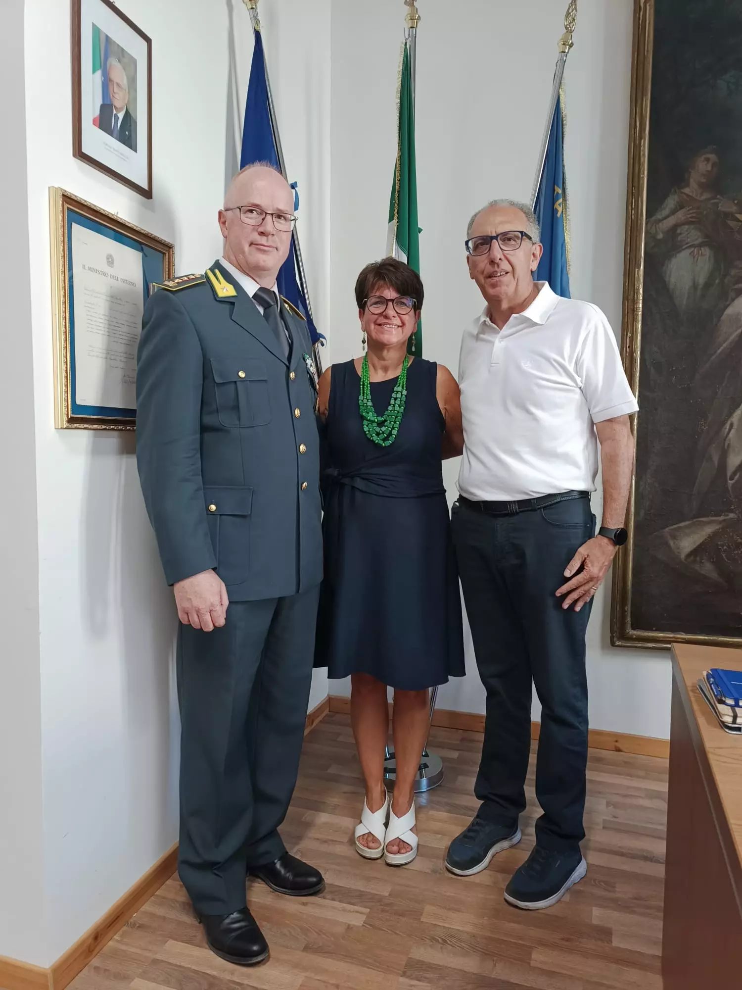 Il Colonnello Andrea Alba con la sindaca Robbione e il consigliere Matta